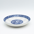 Синяя и белая керамическая овальная тарелка