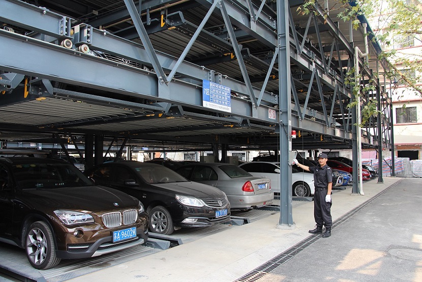 Sistema de estacionamiento para autos de elevación y recorrido de cuatro capas