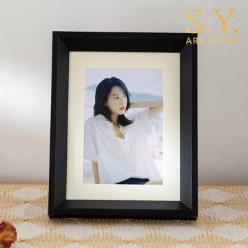 إطار صورة أسود بسيط على سطح الطاولة