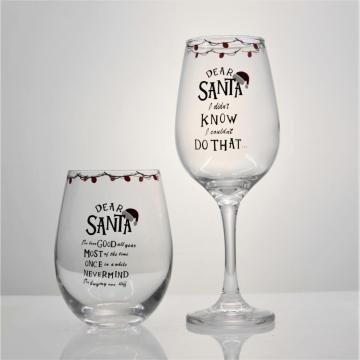 Glass de vinho transparentes definido para o Natal