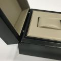 एकल घड़ी के लिए चमकदार काले लकड़ी के उपहार बॉक्स