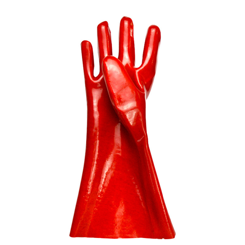 Rote Handschuhe in Gummiflanell getaucht