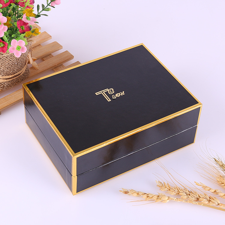 صندوق باخرة الشعر الأسود مع شعار الذهب