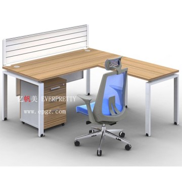 L -vormige houten kantoortafel met beweegbare kast