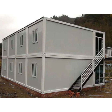 Negozio di strada con contenitori di tendenza alla moda