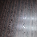 Finition en feuille d'aluminium à motif de bois foncé