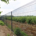 電流を通された曲がる庭の国境の柵