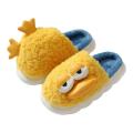 Lindas zapatillas caseras de peluche de pato amarillo