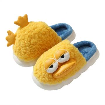 Mignon de pantoufles de maison en peluche de canard jaune