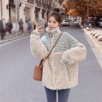 Le manteau en laine d&#39;agneau femelle automne et hiver