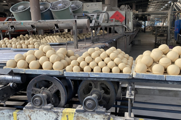Abrasive alumina ceramics grinding ball in grinding machine