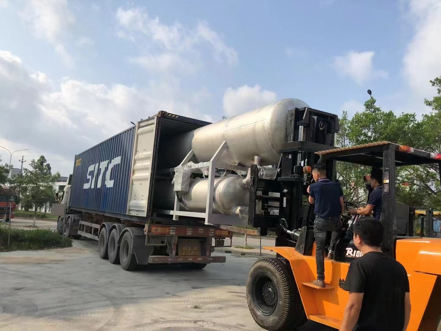 Vacuum gas-liquid separator tank equipment