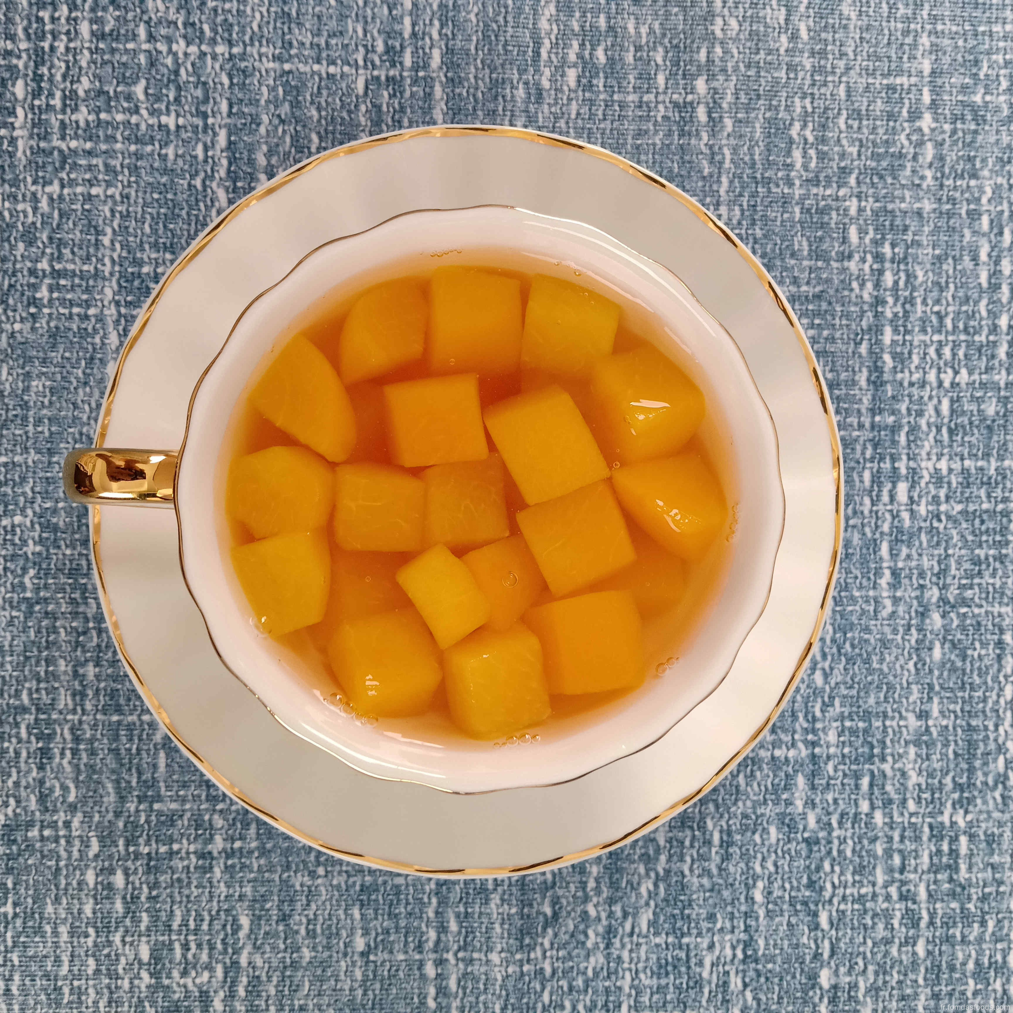 Deux de pêche jaunes dans une tasse de fruits de 4oz