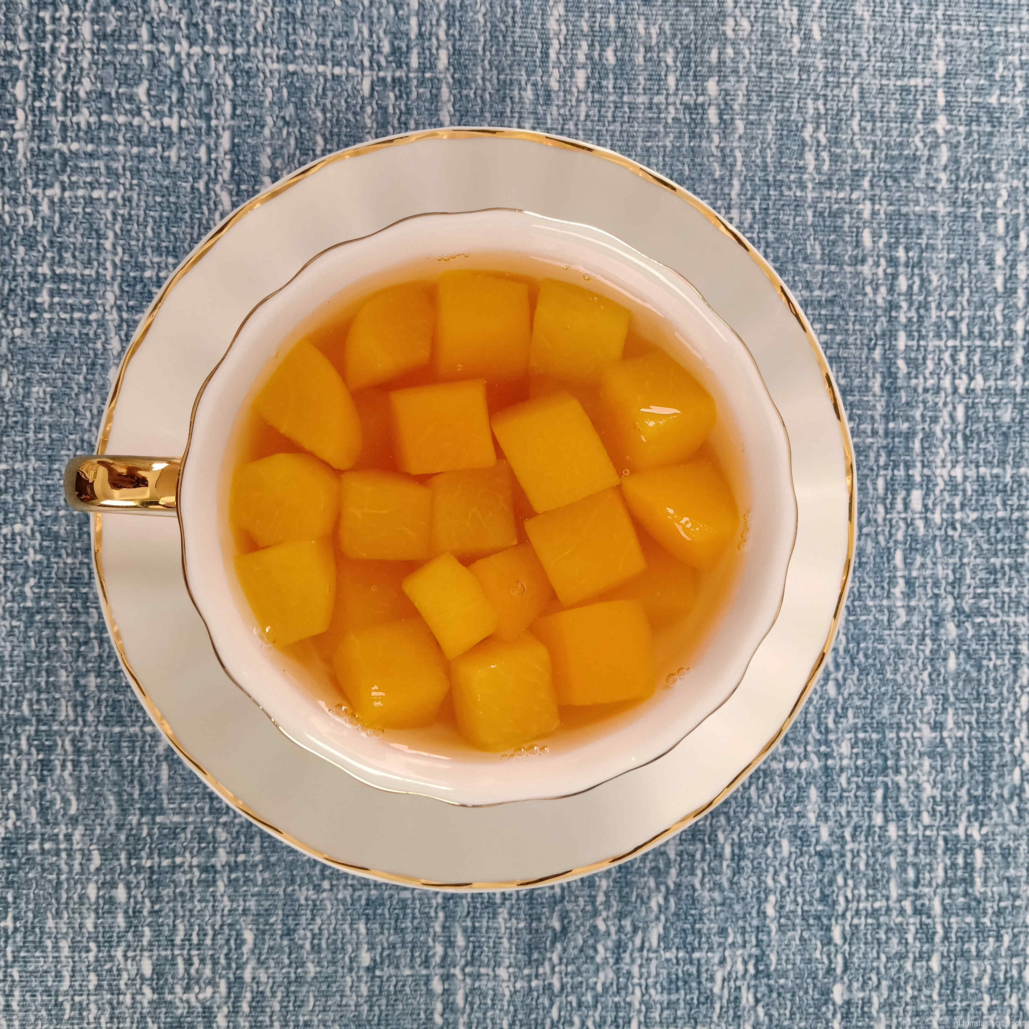 Gele perzik dobbelstenen in 4oz fruitbeker