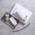 Asciugamano da hotel di lusso bianco con logo personalizzato