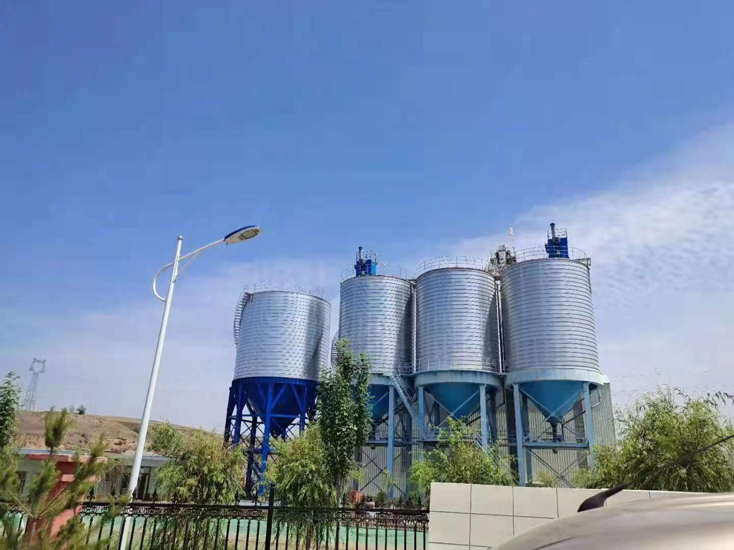 Cement storage and transportation for construction projects