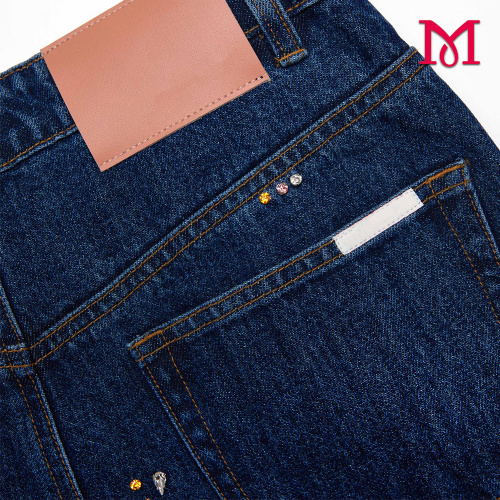 Vaqueros de pierna ancha con adornos azules elegantes