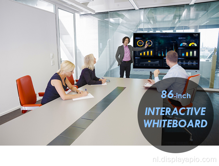 Raak interactief whiteboard Smart Board aan voor conferentie