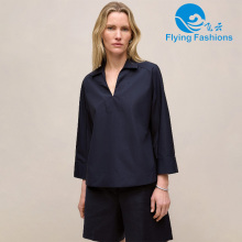 Camisa negra de moda con cuello en V.