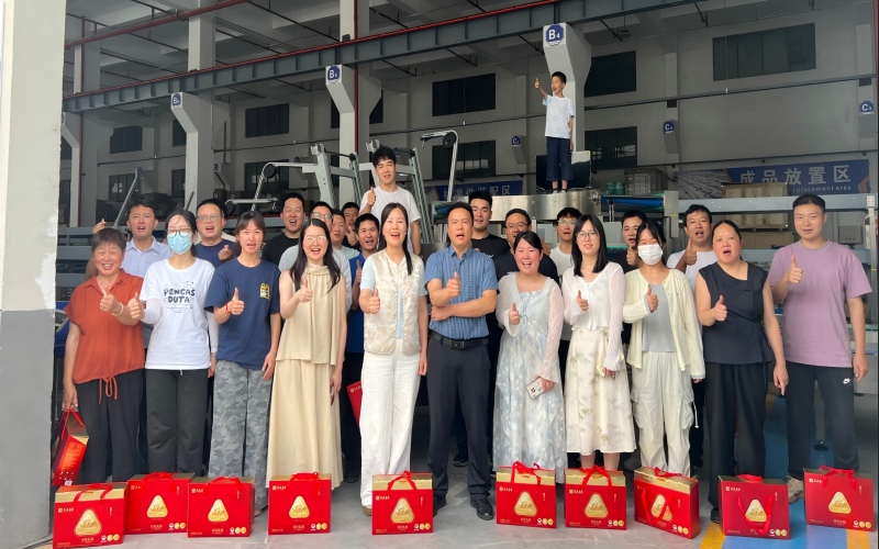 Staff receive Dragon Boat zongzi gifts