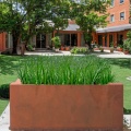 Vaso di fiori in acciaio corten esterno distintivo