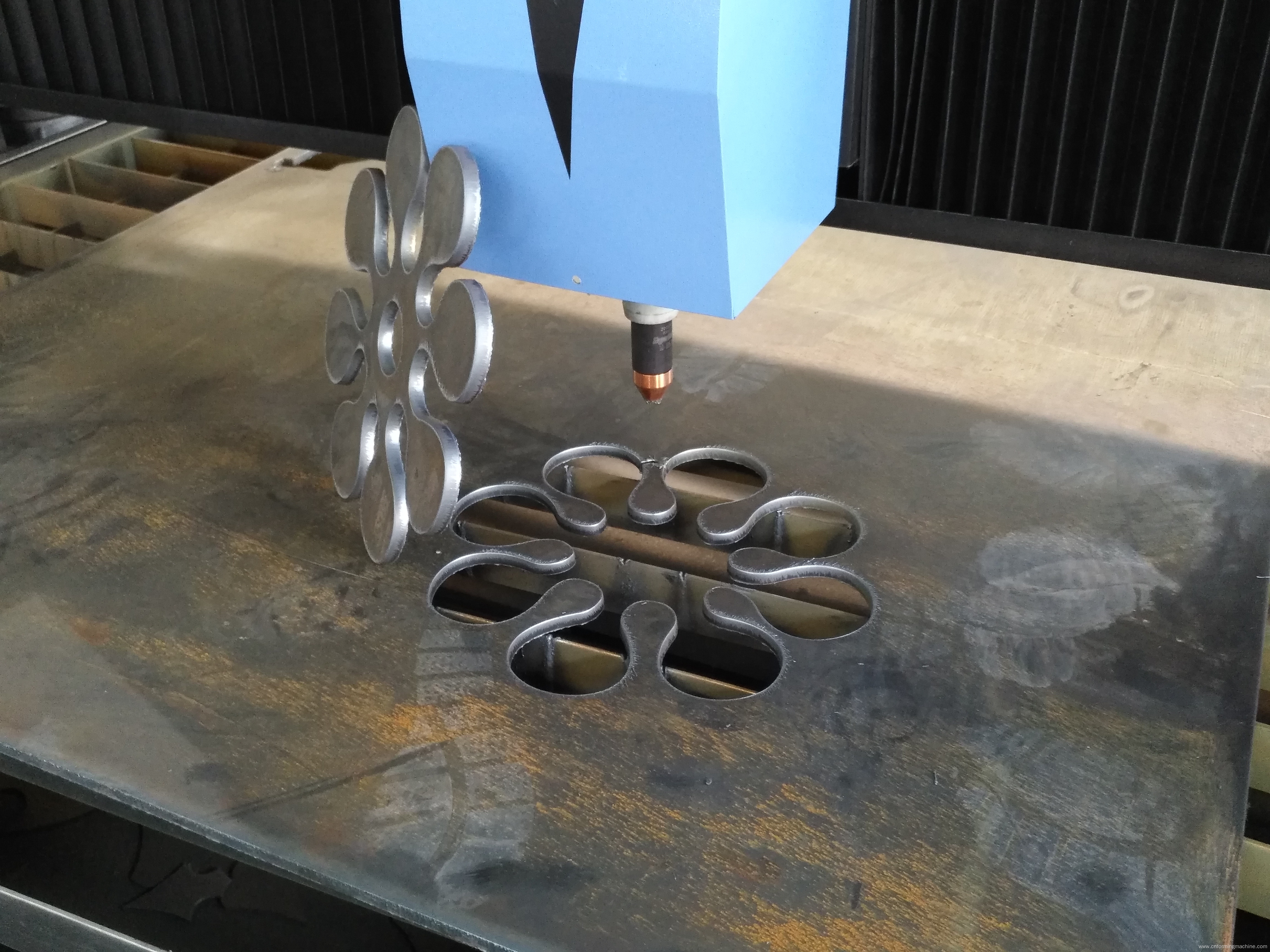 CNC plasma cutter with waterbed device