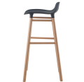 Klasyczne krzesło projektowe plastik z litym drewnianym stołkiem barowym