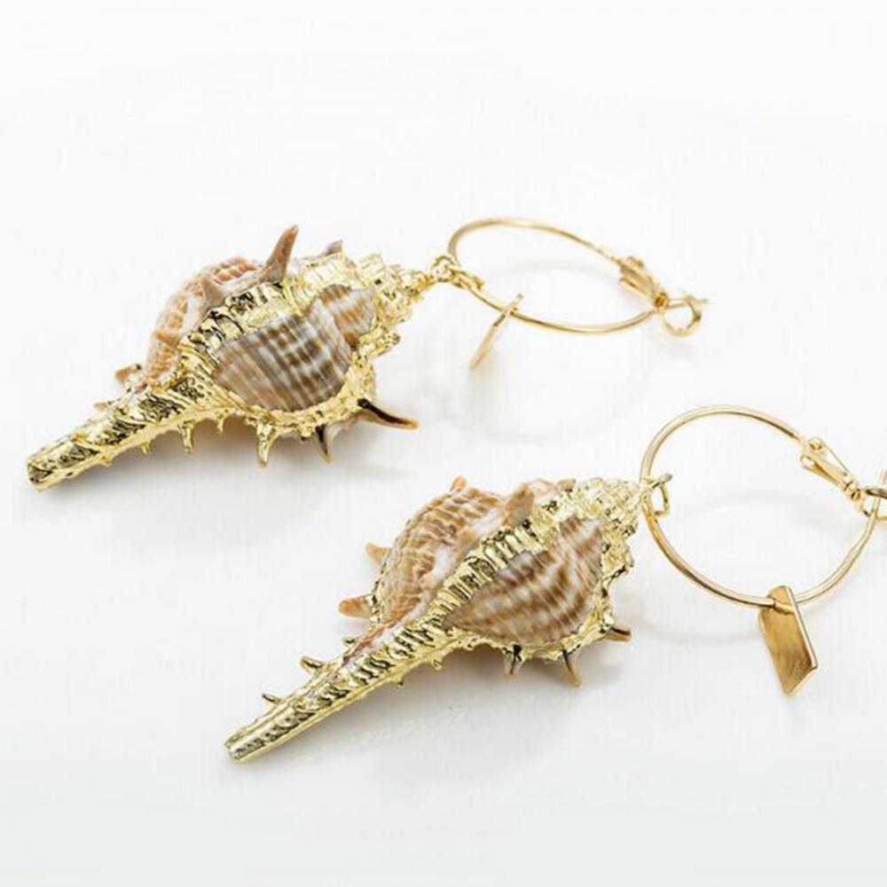 Boucles d&#39;oreilles pendantes en forme de coquille de sorcière avec coquille de mer en forme de coquille d&#39;océan et d&#39;accent doré