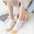 Calcetines bordados con elegantes abejas