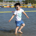 Vattenavvisande barn som simmar kort