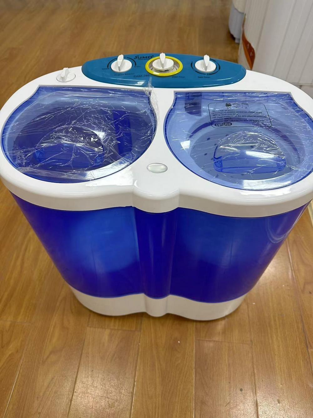 Two-barrel small semi-automatic washing machine