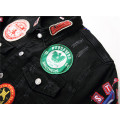 Jaqueta jeans masculina característica com patch