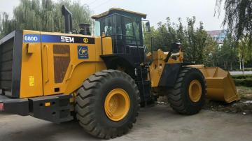 Pala gommata SEM680D a benna da 8 tonnellate per uso aggregato