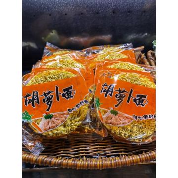 Noodles istantanei non fritti realizzati con succo di carota