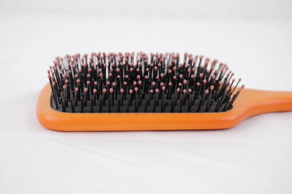 Tai Hing hairbrush with double ball tips filaments