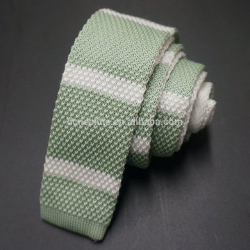 cravatta per poli con acqua e colore bianco diverso striscia