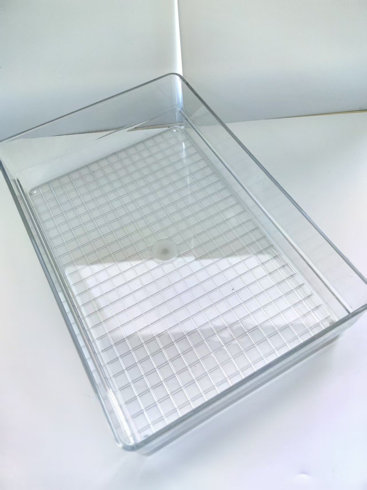 Stackable injection molding box (20)