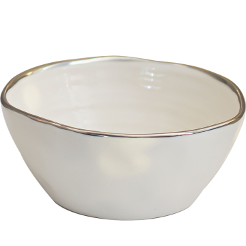 Cereais de porcelana e salada de tabela de coloras sólidas