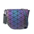 Модная сумка на плечо из серебристого полиуретана с геометрическим рисунком
