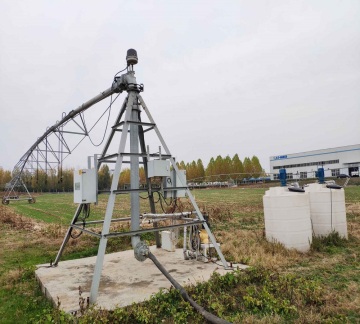 Center pivot irrigation with komet sprinkler