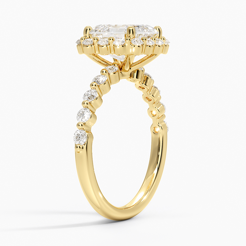 Angled Profile ng Scalloped Asscher Diamond Ring na nagpapakita ng V-Prong Basket