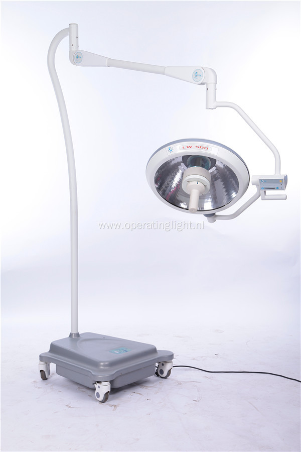Mobile halogen operating lamp with battery