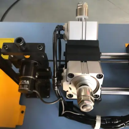 Metal tube straightening machine