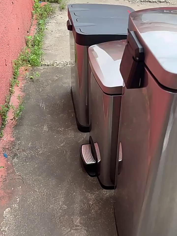 Large Capacity Covered Trash Bin for Hotel and Office Use