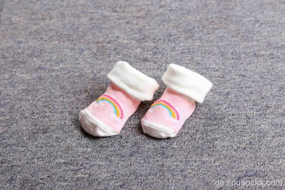 Baby, das hohe Quailty-Baumwollsocken angibt