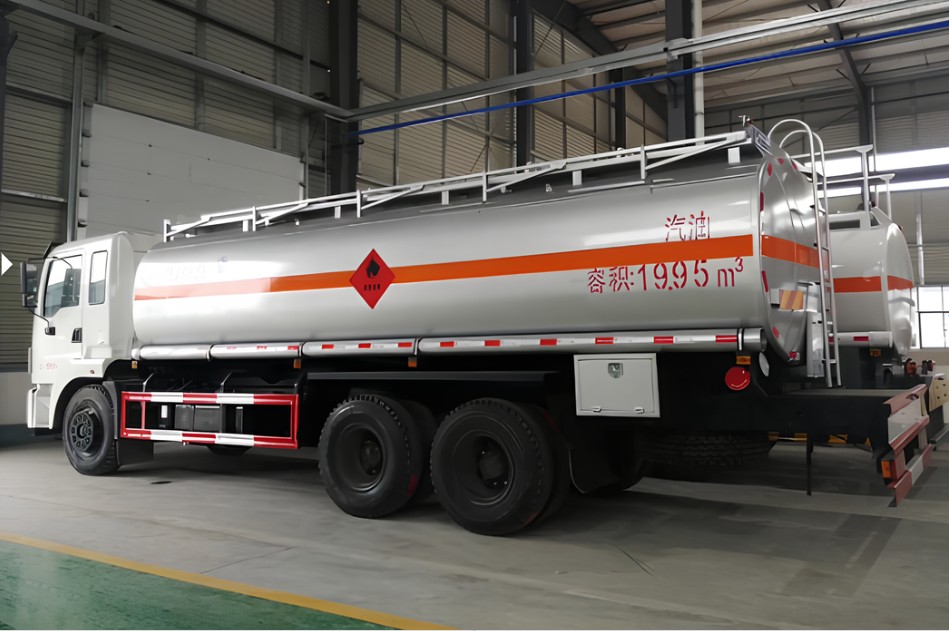 High-Capacity 6x4 Oil Tanker Truck Delong 19.9m³