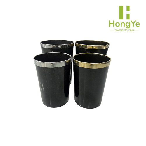 রান্নাঘরের স্টোরেজের জন্য চারটি বড় কালো ট্র্যাশ ক্যান