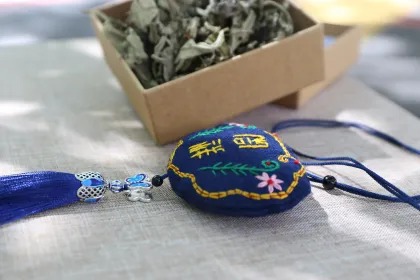 Handcrafted Auspicious Lock Fragrant Bags: Combining Tradition and Scent