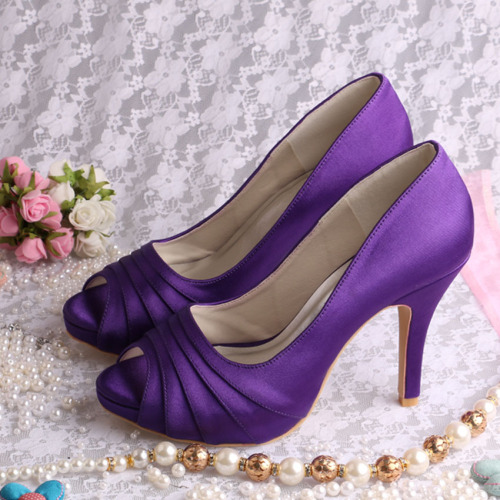 花嫁のハイヒールのための紫の結婚式の靴