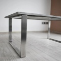 Grau rechteckiger minimalistischer Betonmetalltisch